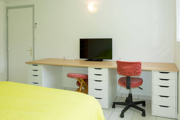 Chambre-bureau du studio meubl pour 1  2 personnes chez l'habitant,  Saint-Ismier, valle du Grsivaudan, prs de Grenoble