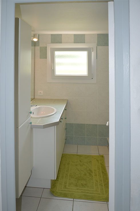 Salle de douche intgre du studio meubl pour 1  2 personnes chez l'habitant,  Saint-Ismier, valle du Grsivaudan, prs de Grenoble